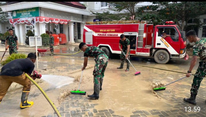 Sinergi TNI–Polri Pulihkan Dunia Pendidikan, SMA Negeri 1 Langsa Dibersihkan Pascabanjir