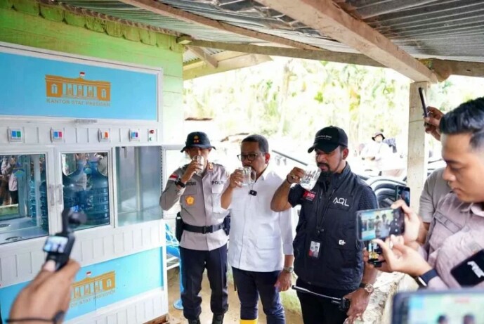 Kepala Staf Kepresidenan-RI Serahkan Alat Penjernih Air untuk Korban Bencana Aceh