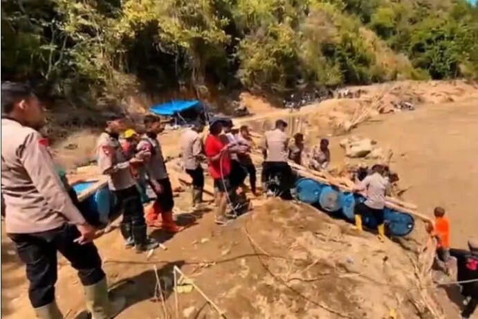 BKO Brimob Polda Aceh Bersama TNI Bangun Tujuh Jembatan Darurat di Wilayah Terisolir