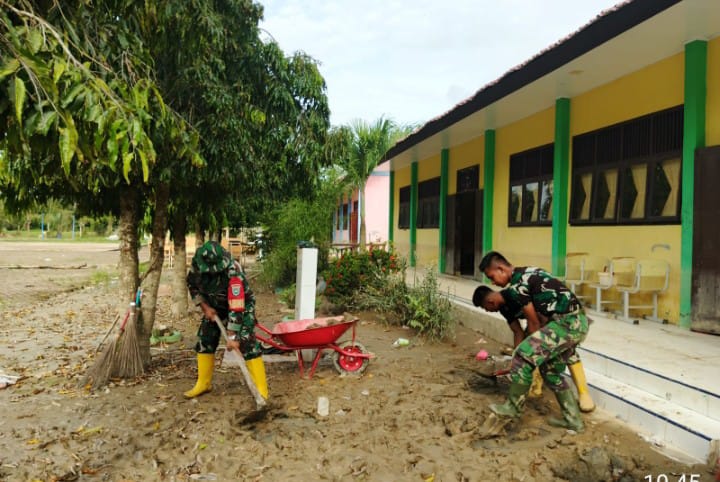 TNI–Guru Bersatu, Dibersihkan SMAN 1 Pante Bidari Pasca Banjir