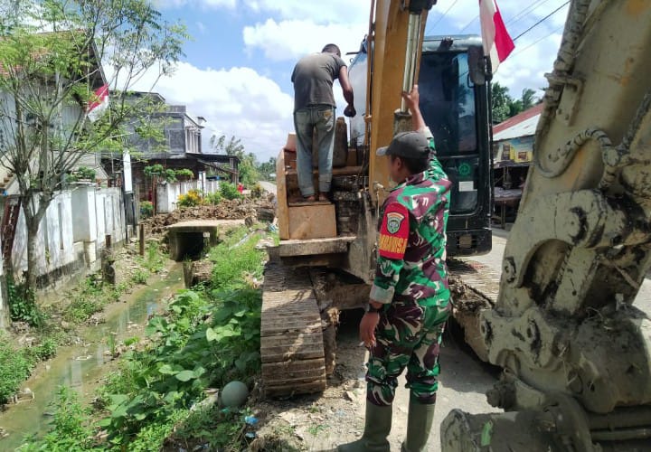 Saluran Tersumbat Dibersihkan, Babinsa Dampingi Pemulihan Desa Matang Jrok