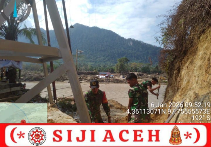 Di Bawah Terik Matahari, TNI Perkuat Menara Jembatan Gantung Pante Kera