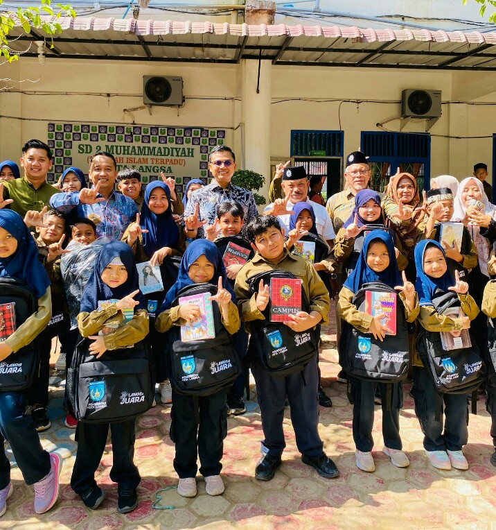 Walikota Langsa Serahkan Tas dan Buku Tulis Gratis Secara Simbolis kepada Siswa SD 2 Muhammadiyah Langsa