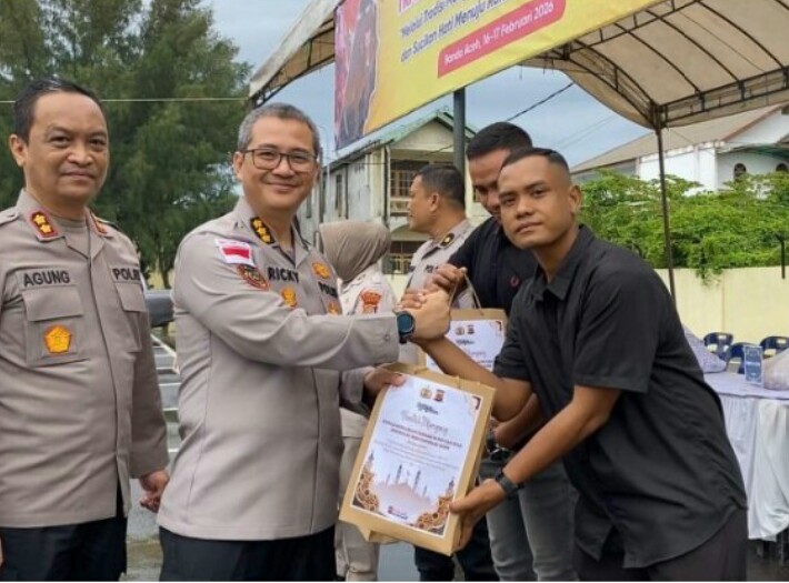 Kapolda Aceh Serahkan Ratusan Paket Daging Meugang kepada Masyarakat dan Awak Media