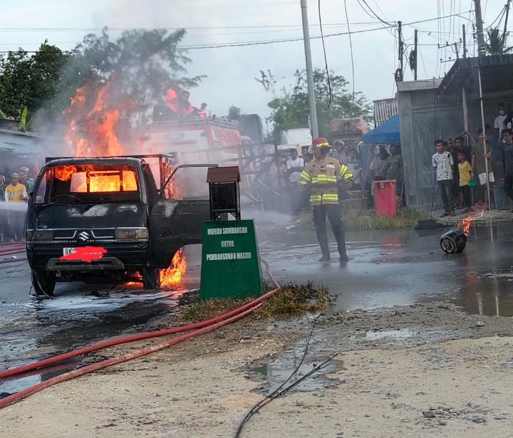 Mobil Pik-Up Terbakar Menyebabkan Macet sejauh 6 Km.