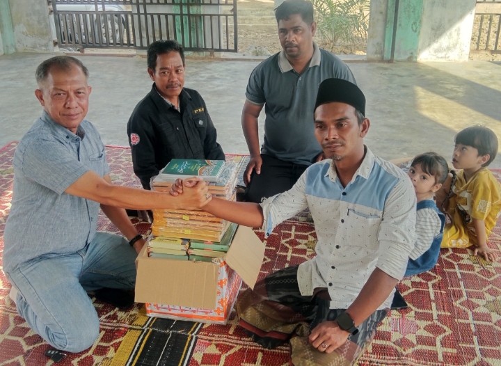 Dr.Sayed Mahdi Serahkan Sejumlah Al,Qur’an dan Kitab Kepada Dayah Terdampak Banjir Aceh