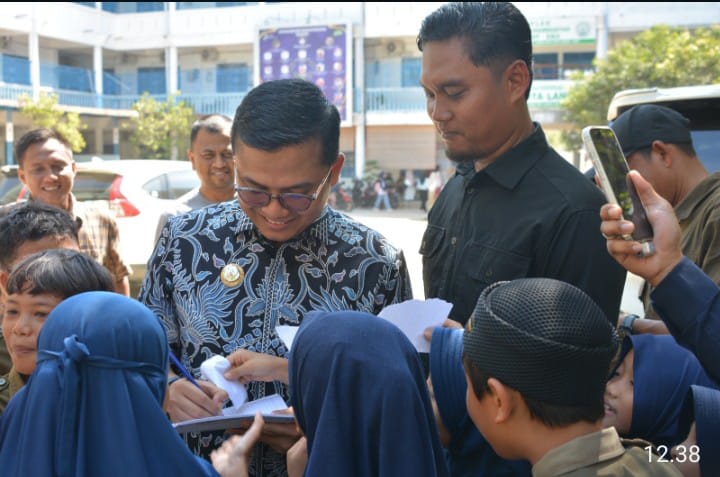 Walikota dan Wakil Walikota Langsa Salurkan 13.186 Paket Peralatan Sekolah Pascabanjir