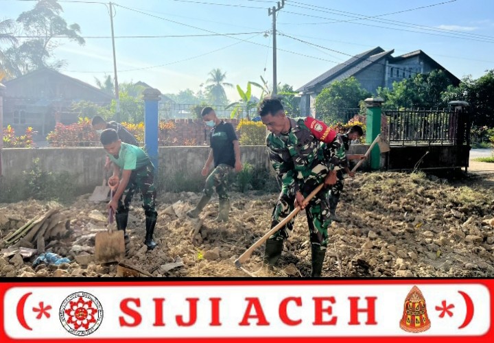 Puasa Tak Surutkan Semangat, Babinsa Bersihkan Lumpur Sekolah