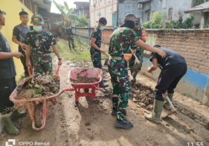 Lumpur Disikat, Semangat Ditingkat! Babinsa Spu dan Yonif 853/BRB Gotong Royong Pulihkan Lingkungan Sekolah