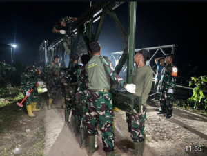 Malam Ramadan Jadi Medan Pengabdian, TNI Bangun Jembatan Bailey Pante Bidari