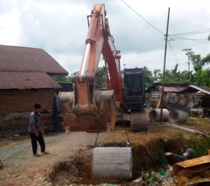 PT,Fajar Baizuri Turunkan Alat Berat Untuk Membangun Gorong-gorong Menuju Lapangan Voly Dan Rumah Masyarakat. 