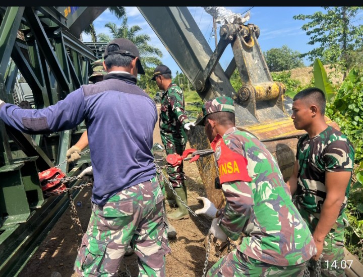 Puasa dan Terik Matahari Tak Surutkan Semangat TNI Bangun Jembatan di Pante Bidari