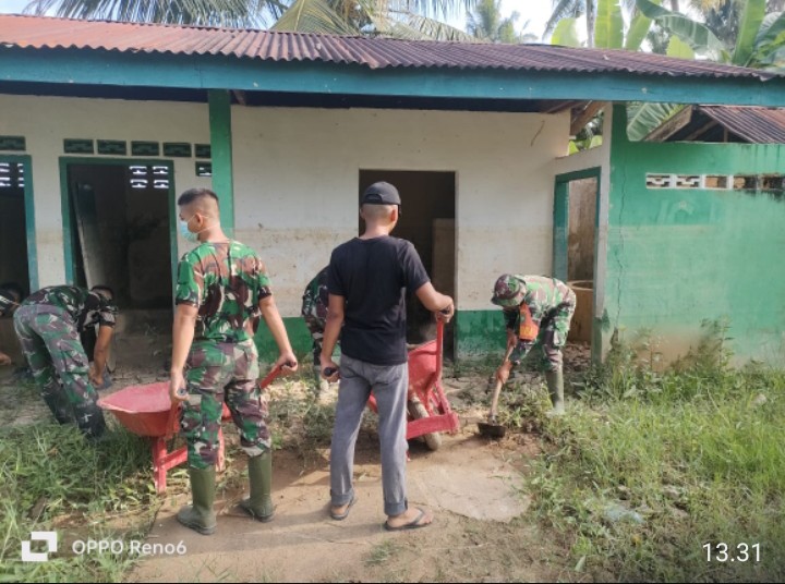 Babinsa dan Warga Kompak Bersihkan Fasilitas Umum di Simpang Ulim