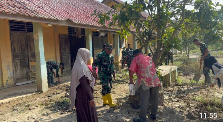 TNI dan Guru Bersatu, Sekolah Terdampak Banjir Dibersihkan Lewat Karya Bakti