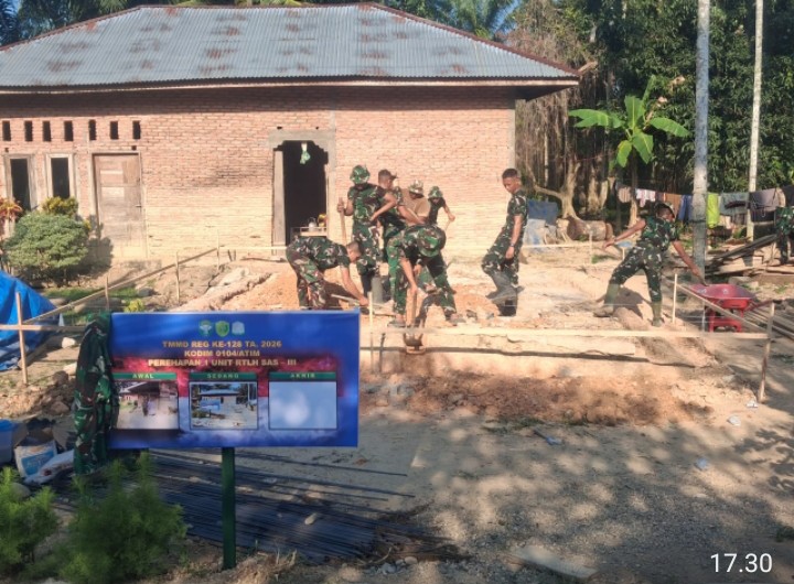 Tanpa Jeda! Satgas TMMD Kebut Galian Pondasi Rumah Ibu Cut Farida di Hari Pembukaan