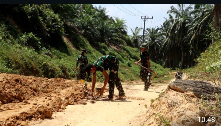 Pengerjaan Jalan Penghubung Antar Desa Berlanjut, Satgas TMMD Fokus Penyekrapan Jalan