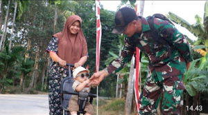 Di Balik Seragam Loreng, Ada Rindu Seorang Ayah yang Bertugas di TMMD