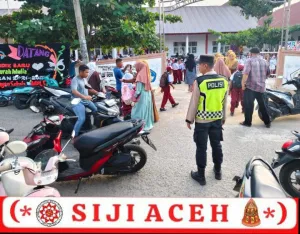 Polisi Hadir di Jam Sibuk, Personel Polsek Meurah Mulia Amankan Arus Lalu Lintas dan Bantu Pelajar Menyeberang