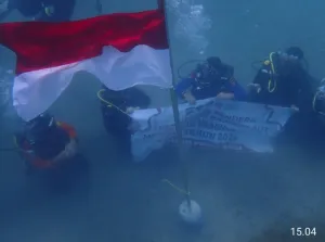 HUT Ke-81 RI, Polairud Polda Aceh Kibarkan Bendera Merah Putih di Dasar Laut Krueng Raya
