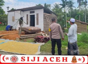 Bhabinkamtibmas Cek Rumah Warga Rusak di Matang Teungoh AB