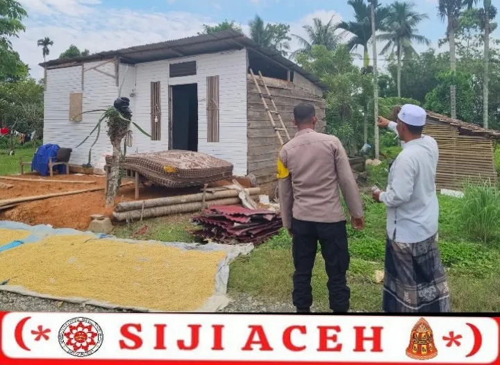 Bhabinkamtibmas Cek Rumah Warga Rusak di Matang Teungoh AB